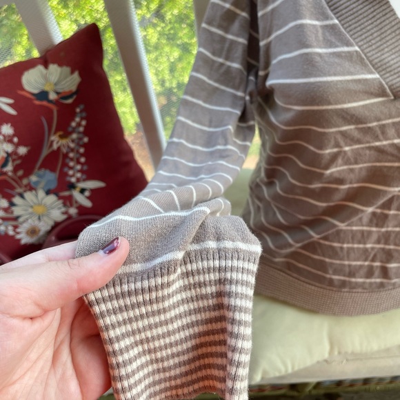 Light weight tan sweater - Picture 2 of 3